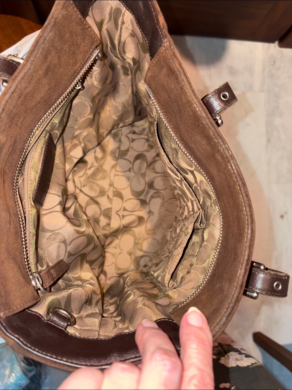 COACH  Vintage Suede shoulder bag  small tote  Brown side pockets/turn locks Y2K - Picture 15 of 17